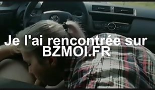 Une femme salope avale le sperme d’un inconnu alors qu’il conduit une voiture
