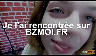 Amatrice sympa caresse le gland de bite et avale le jus